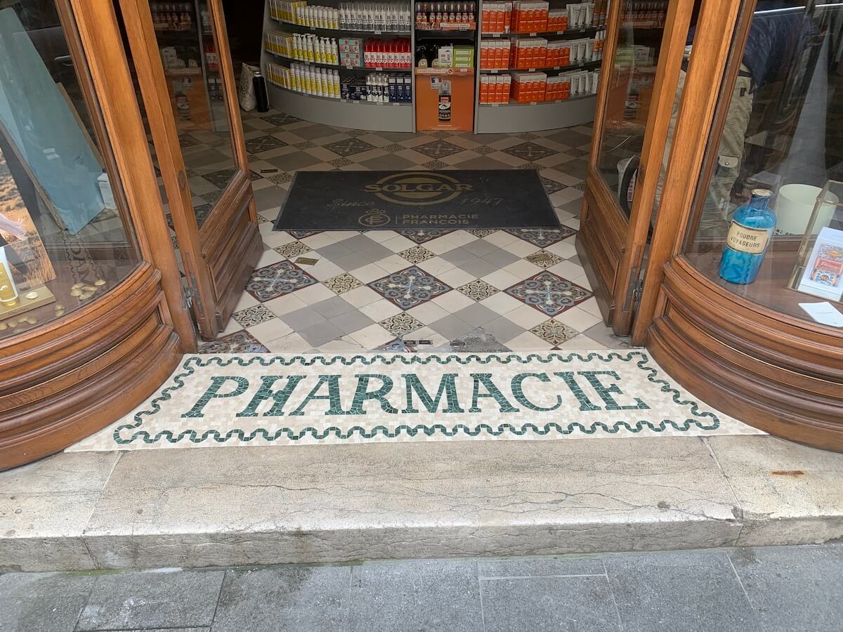 Eloise Baro restaure la mosaique de la Pharmacie Francois à Bordeaux